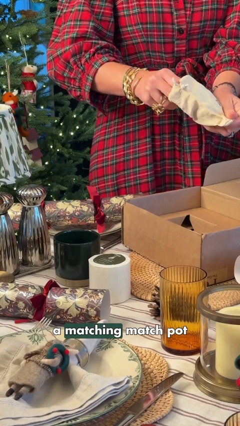 D · Holly gift box (better in Gifting)